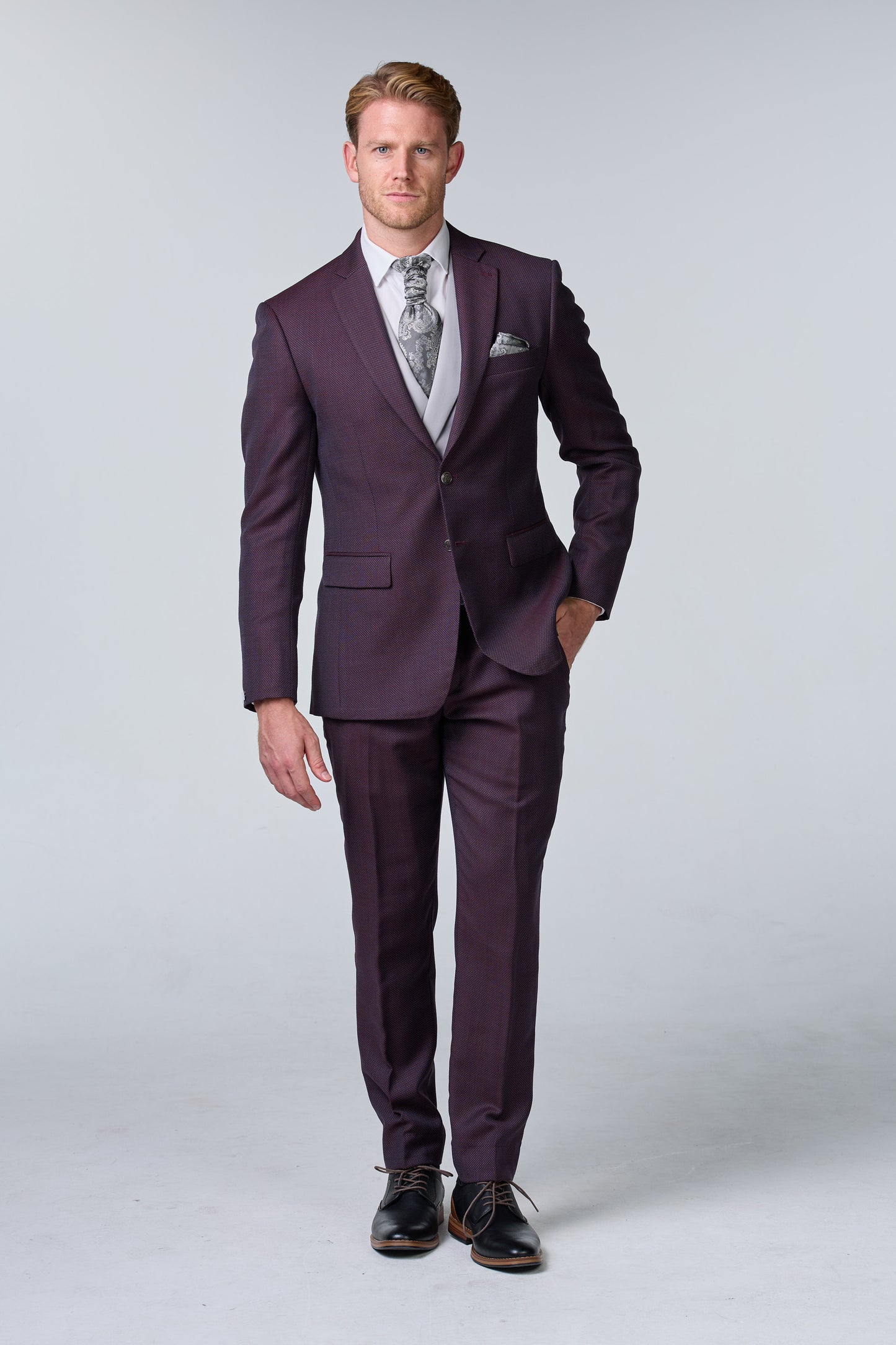 Rot-brauner Hochzeitsanzug mit Punktmuster - premium