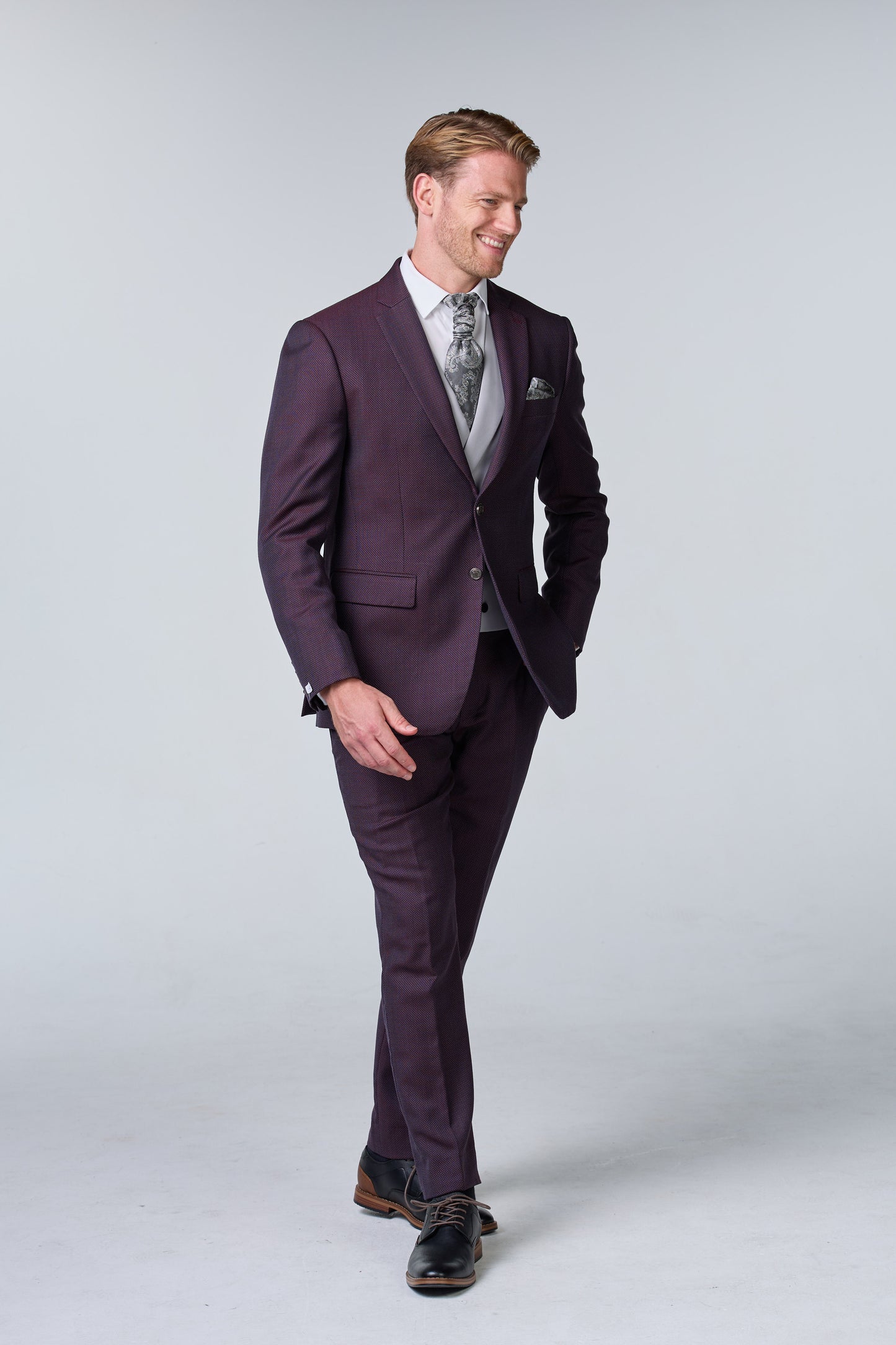 Rot-brauner Hochzeitsanzug mit Punktmuster - budget