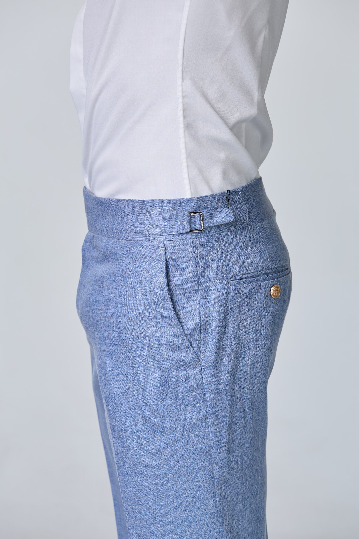 Hellblauer Anzug mit steigendem Revers - essentials