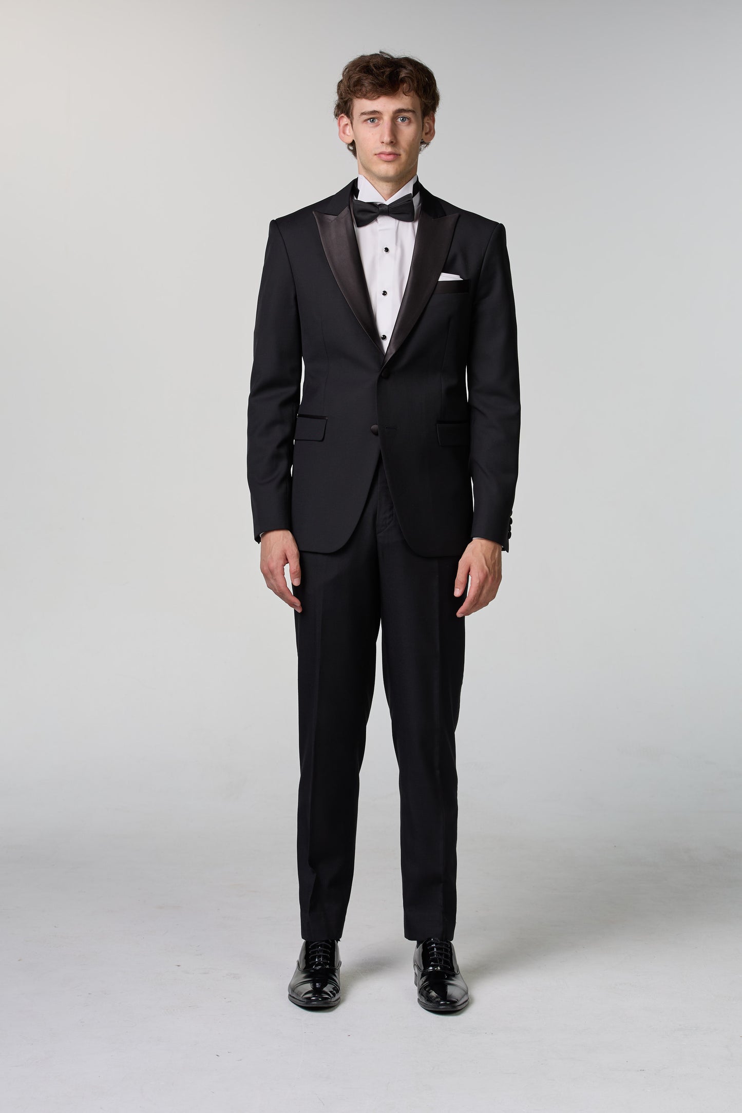 Schwarzer Smoking mit steigendem Revers - budget