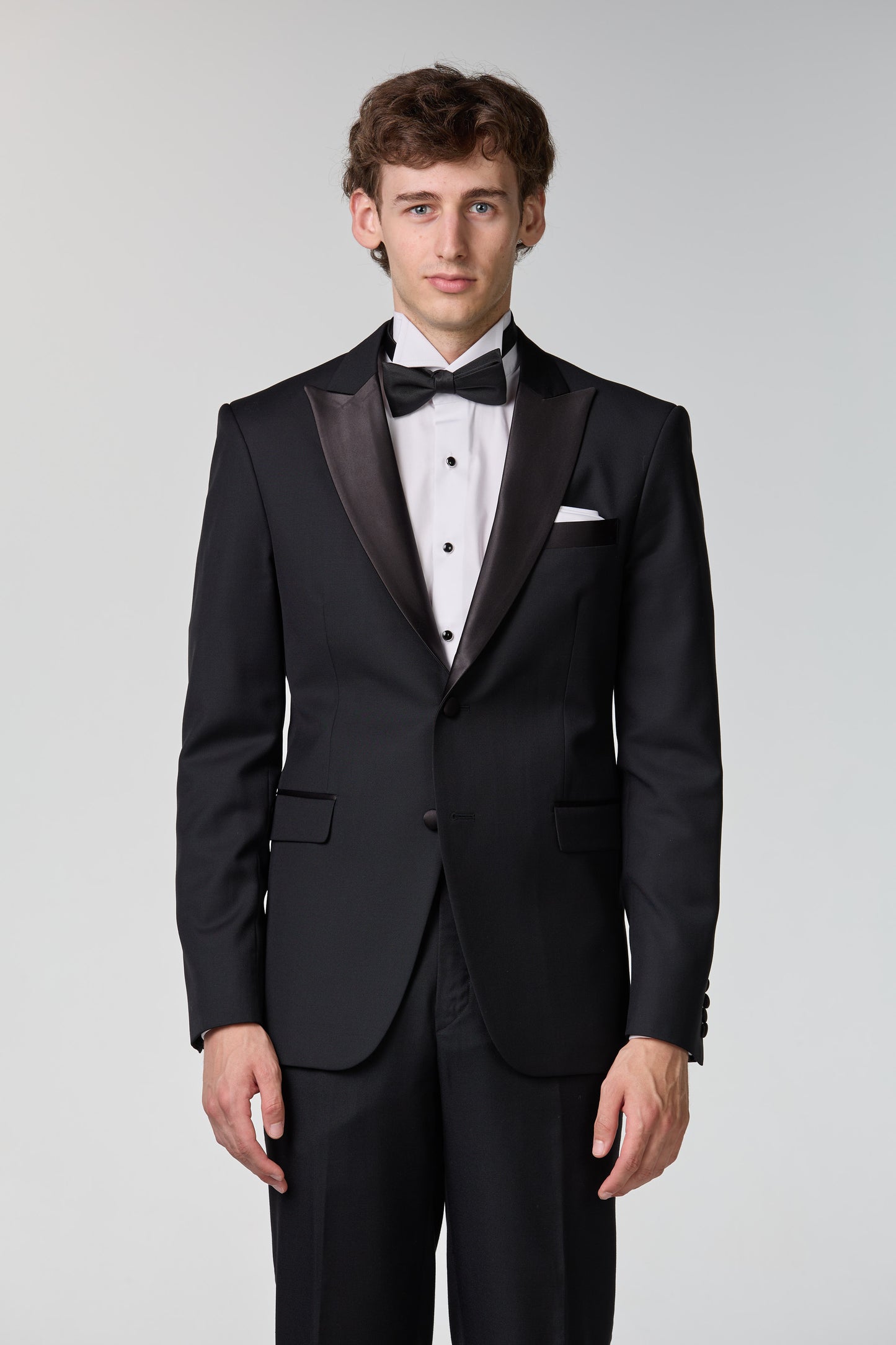 Schwarzer Smoking mit steigendem Revers - essentials