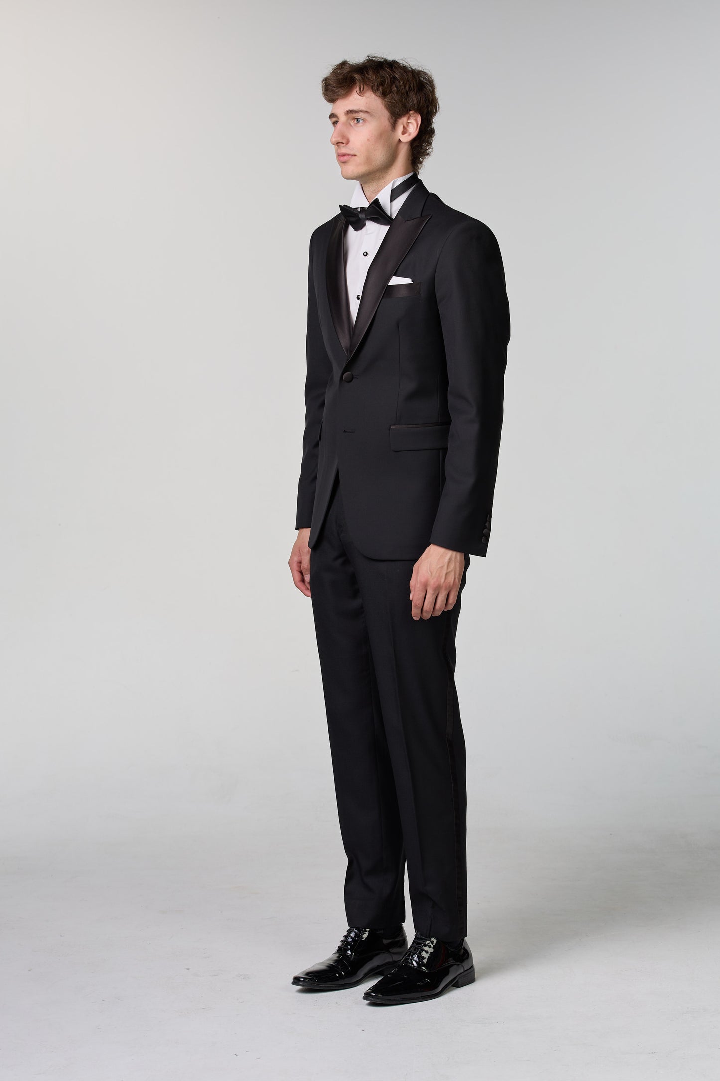 Schwarzer Smoking mit steigendem Revers - premium