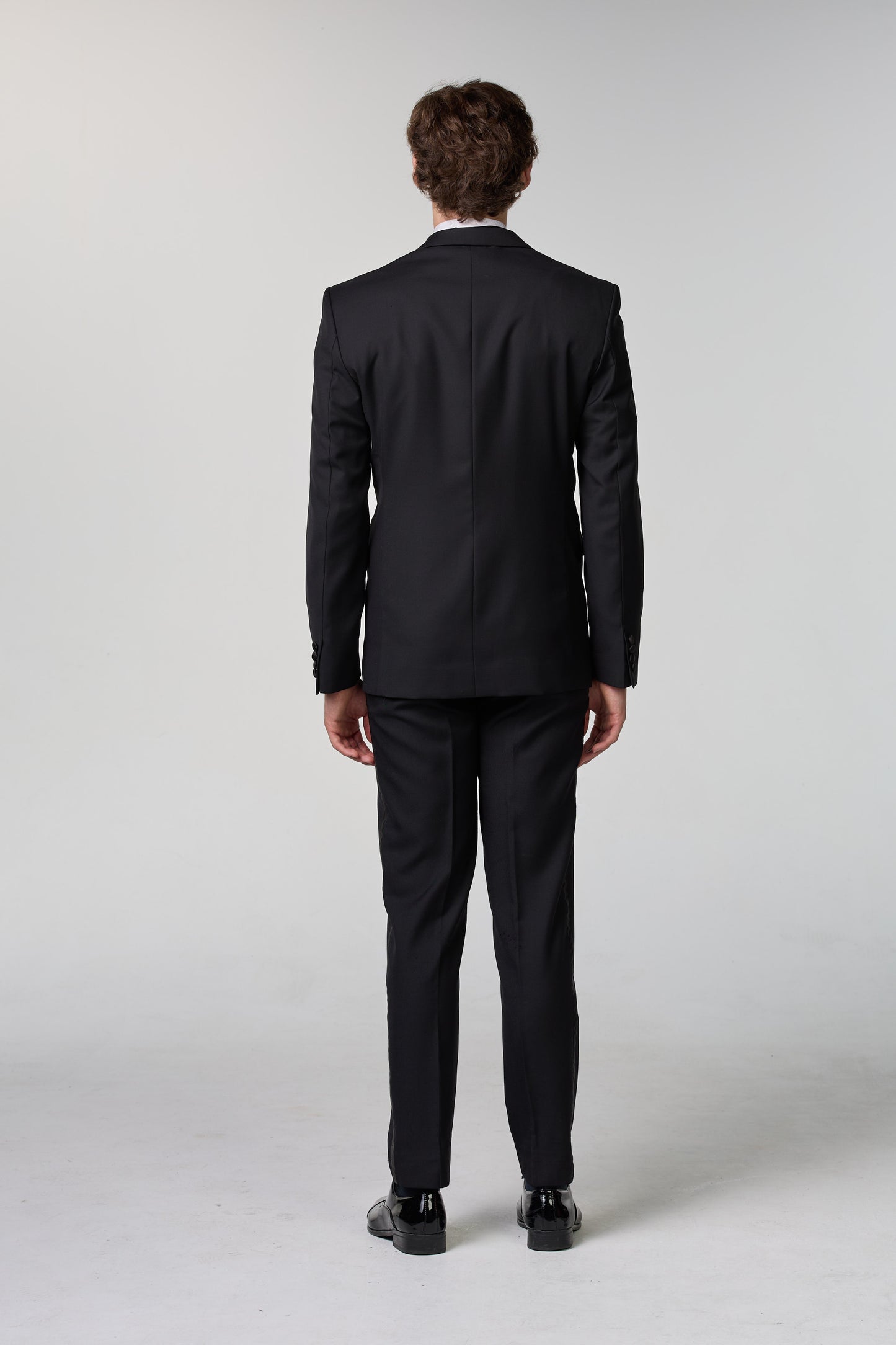 Schwarzer Smoking mit steigendem Revers - essentials