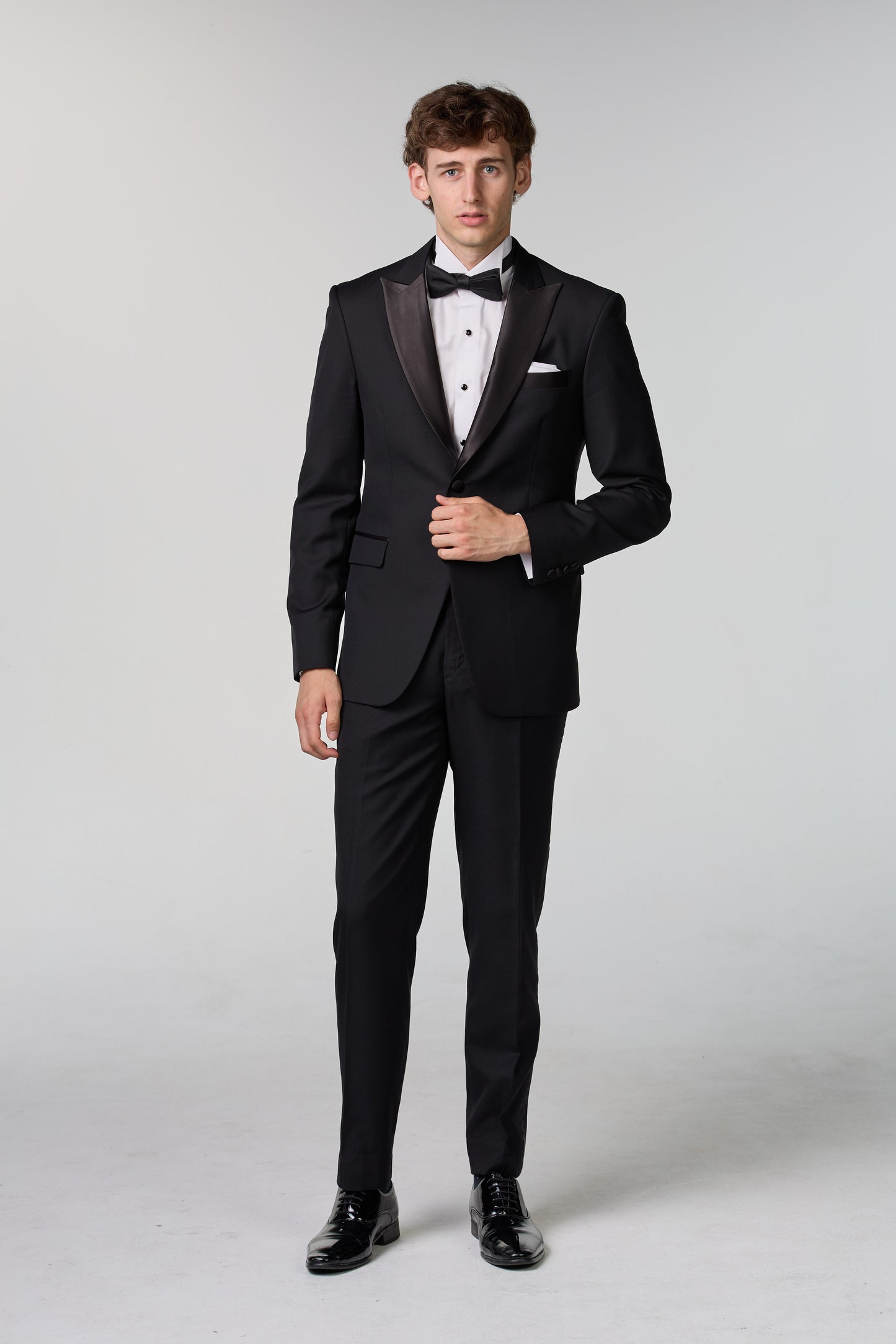 Schwarzer Smoking mit steigendem Revers - premium