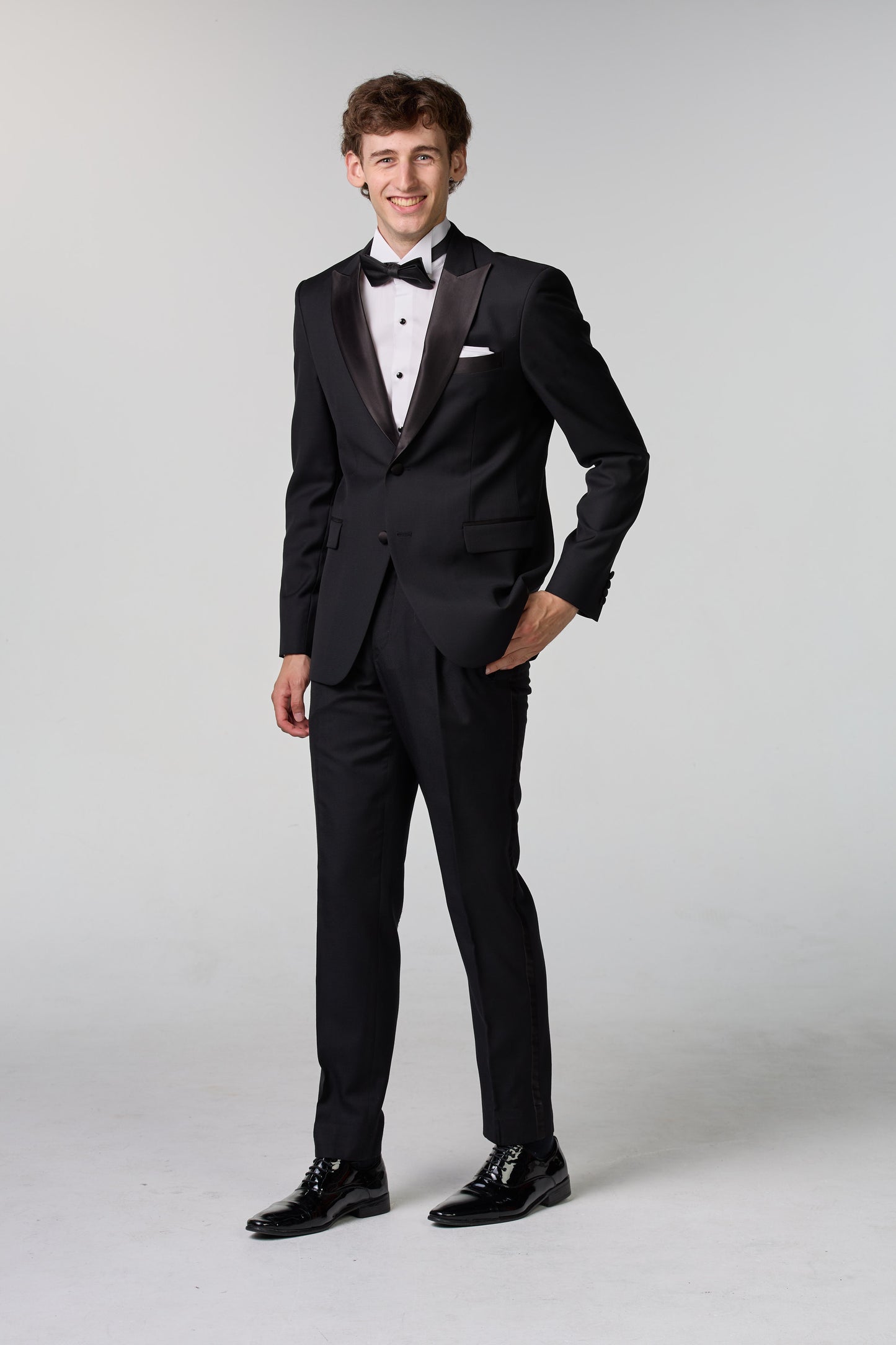 Schwarzer Smoking mit steigendem Revers - essentials