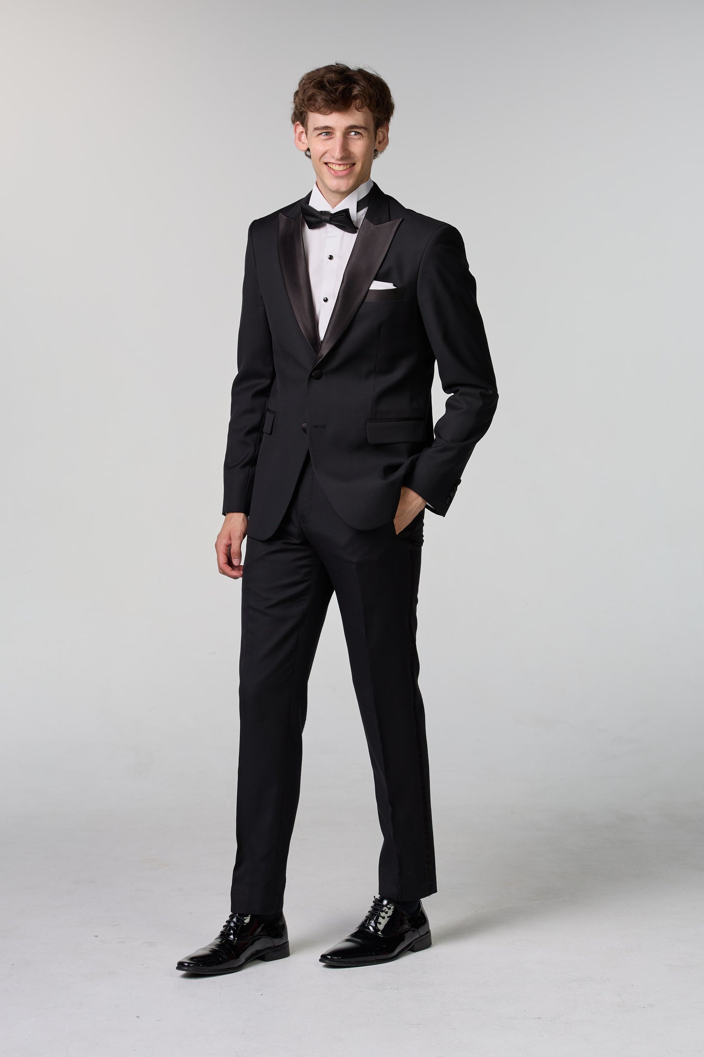Schwarzer Smoking mit steigendem Revers - premium