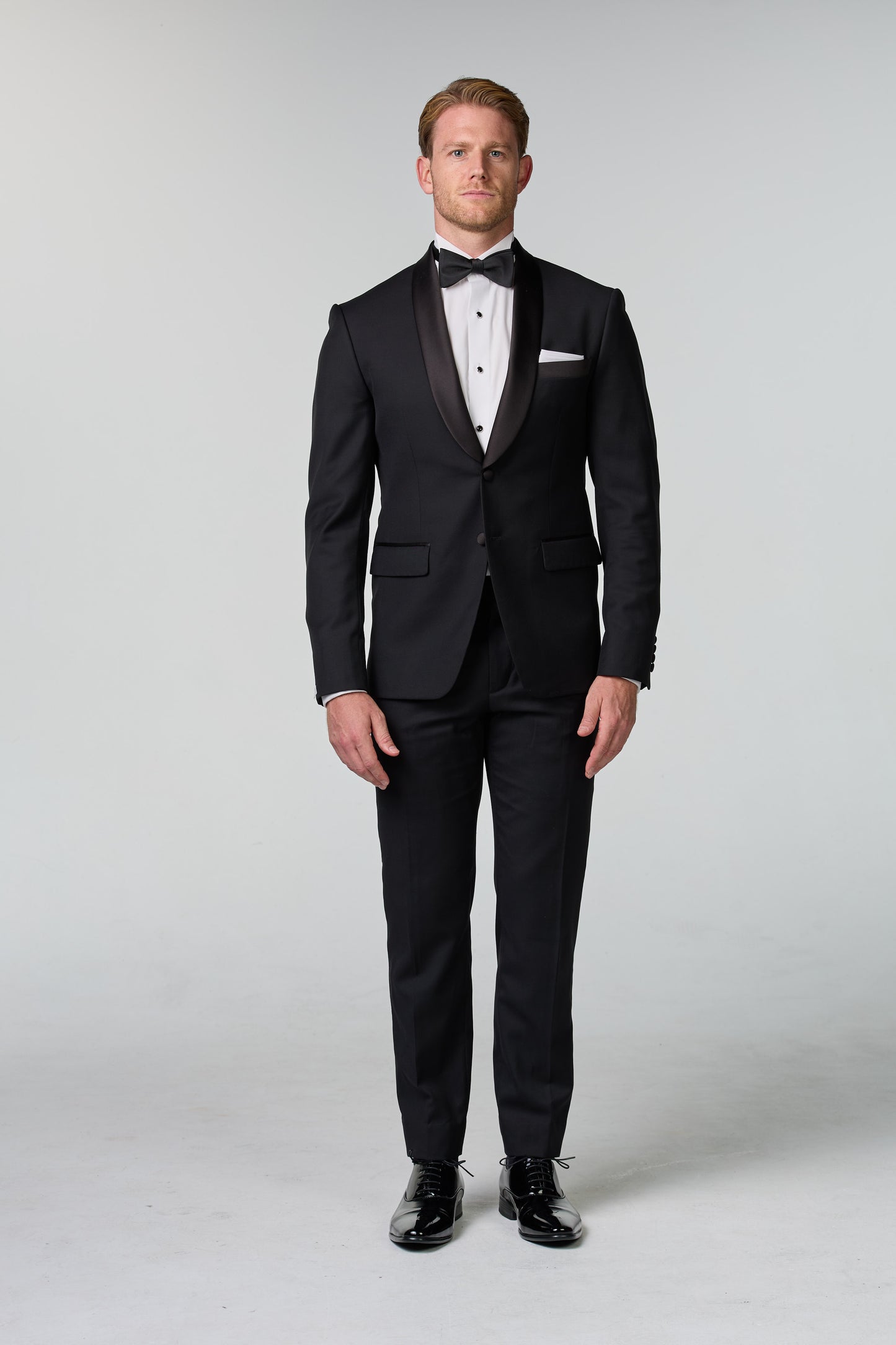 Klassischer Black Tie mit Schalkragen, schwarz - essentials