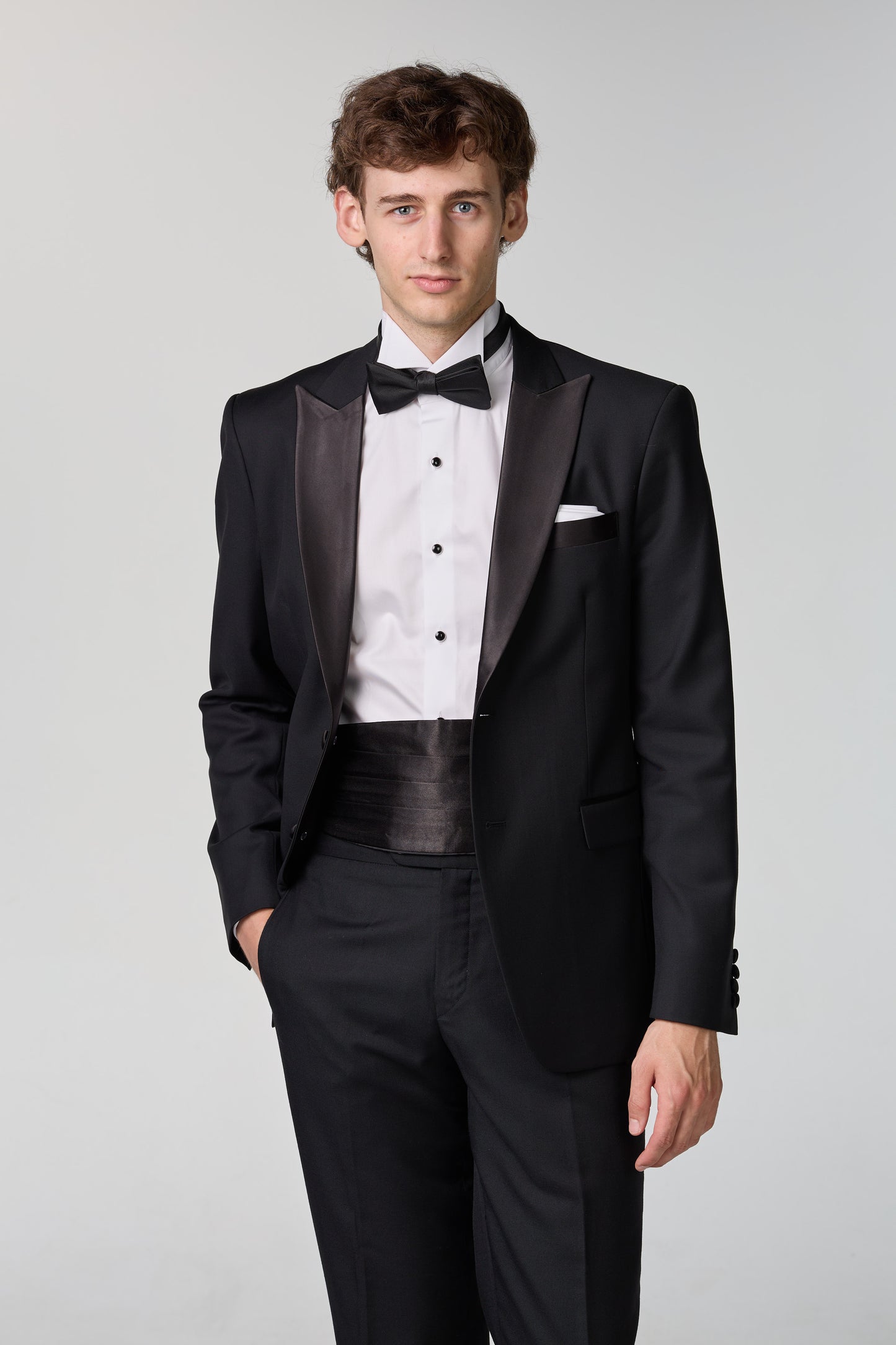 Schwarzer Smoking mit steigendem Revers - essentials