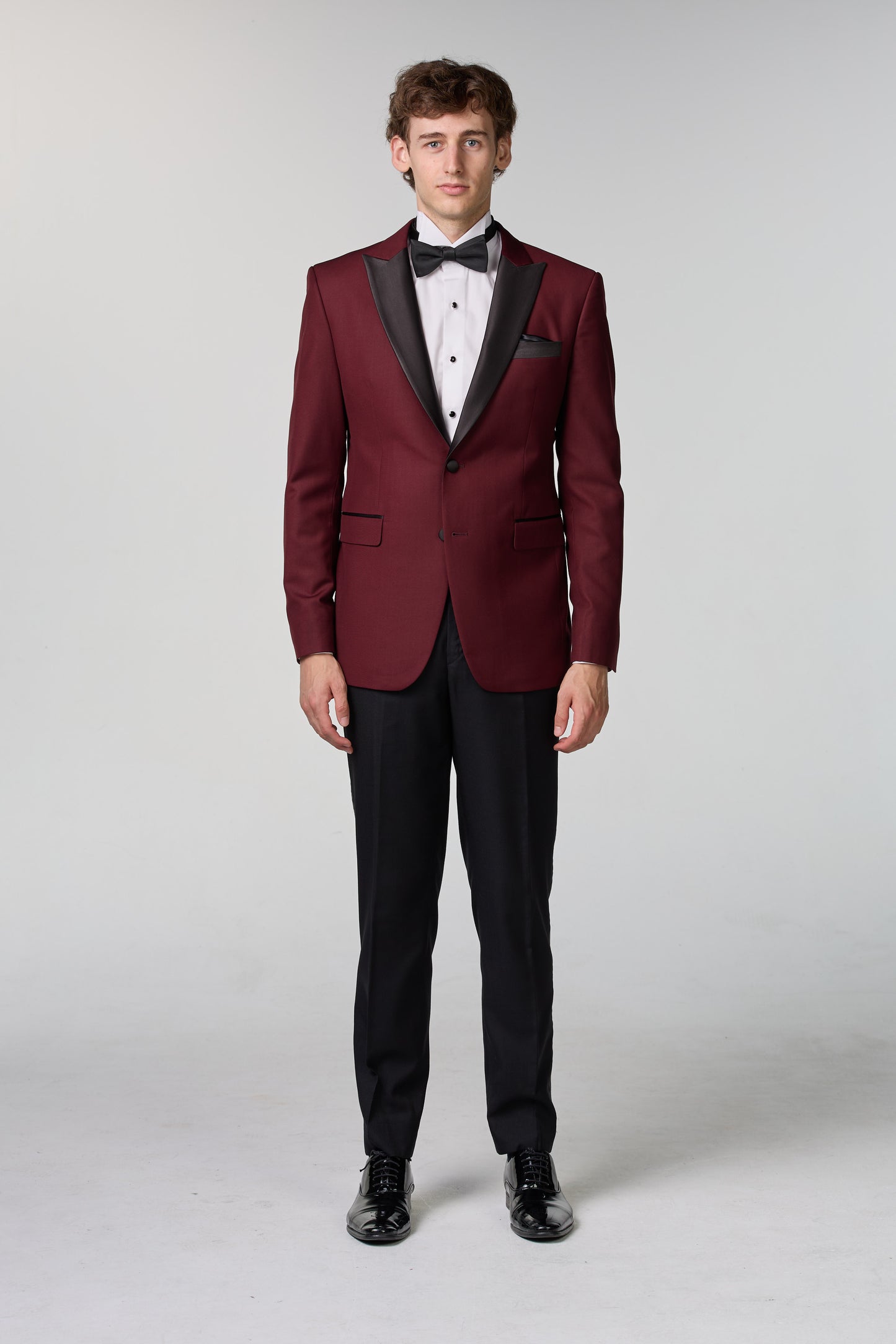 Weinroter Smoking mit steigendem Revers - essentials