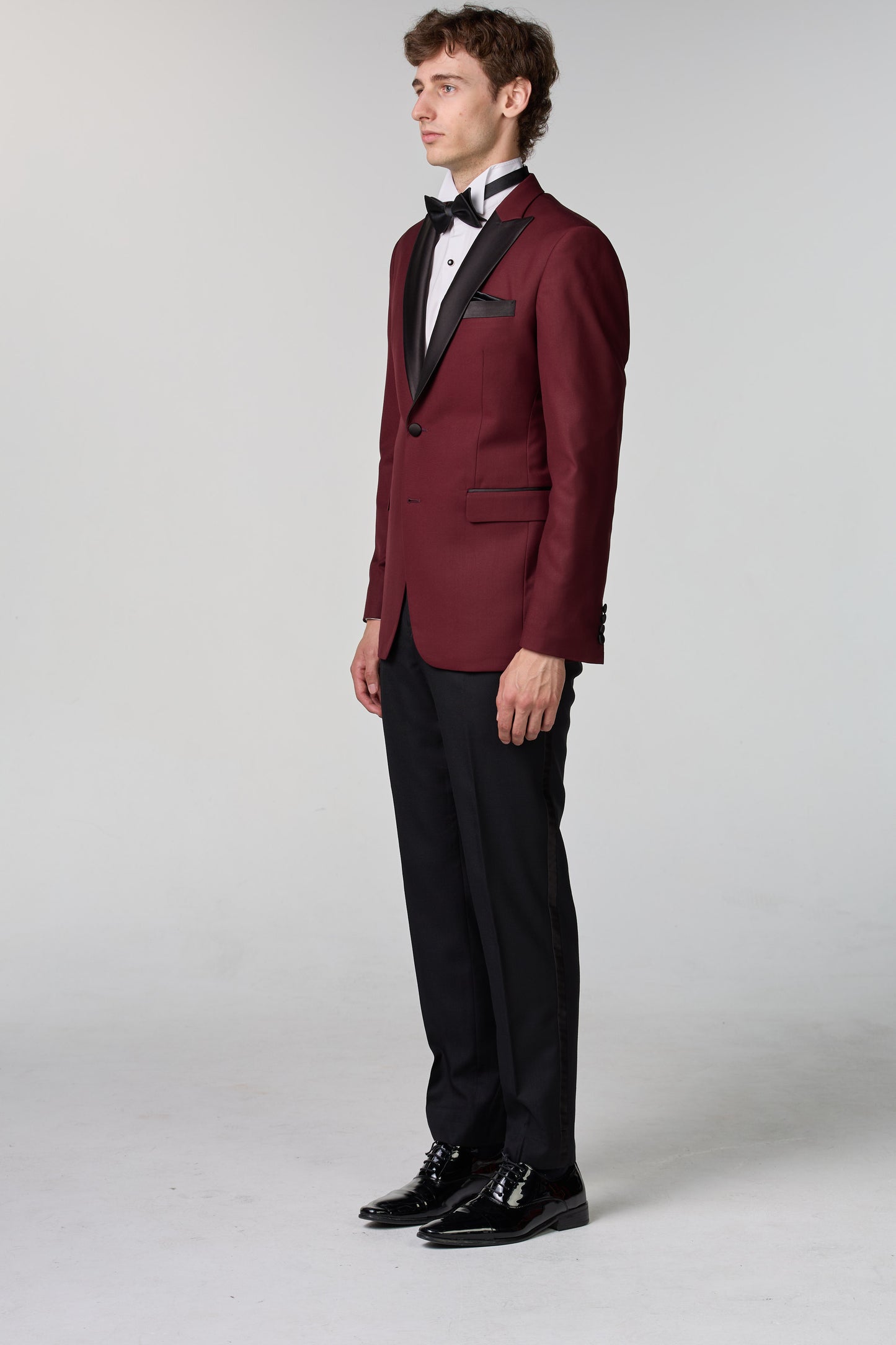 Weinroter Smoking mit steigendem Revers - essentials