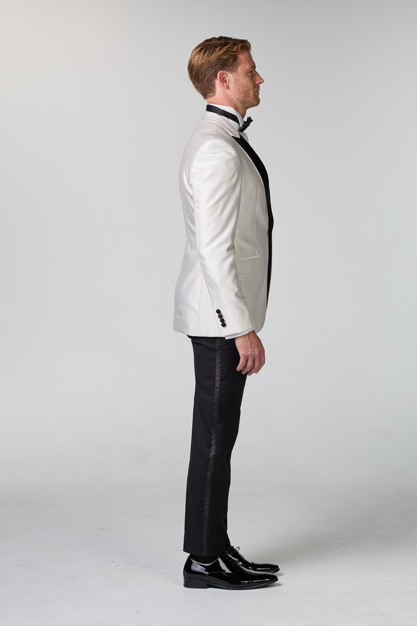 Weißes Jacket mit steigendem Revers - essentials