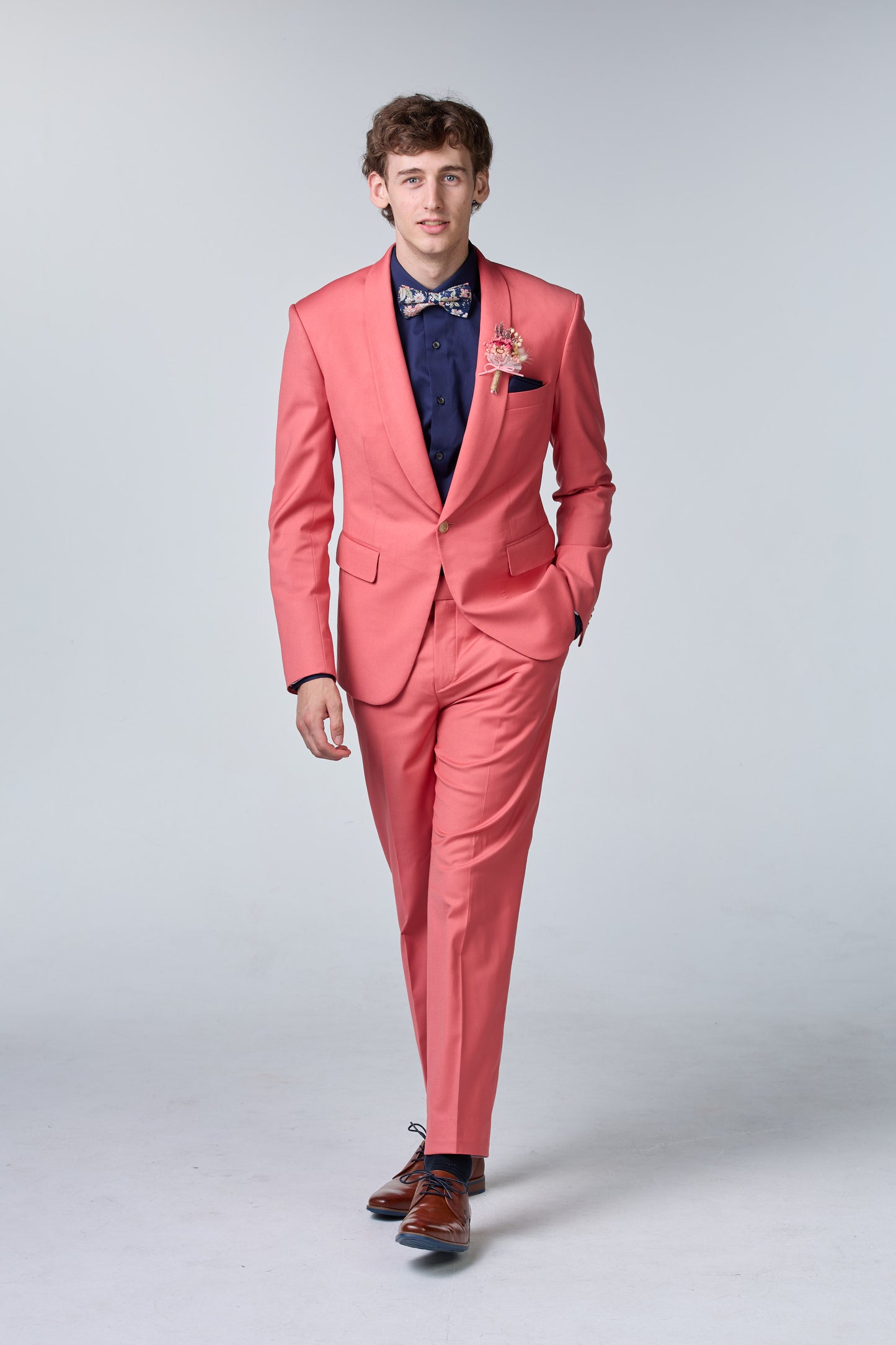 Pfirsichfarbener Anzug - premium