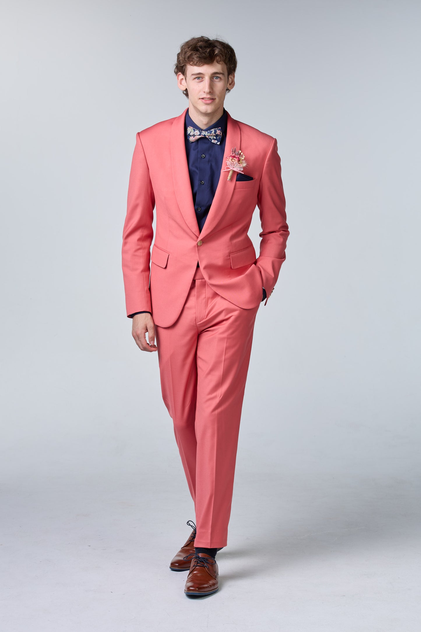 Pfirsichfarbener Anzug - essentials