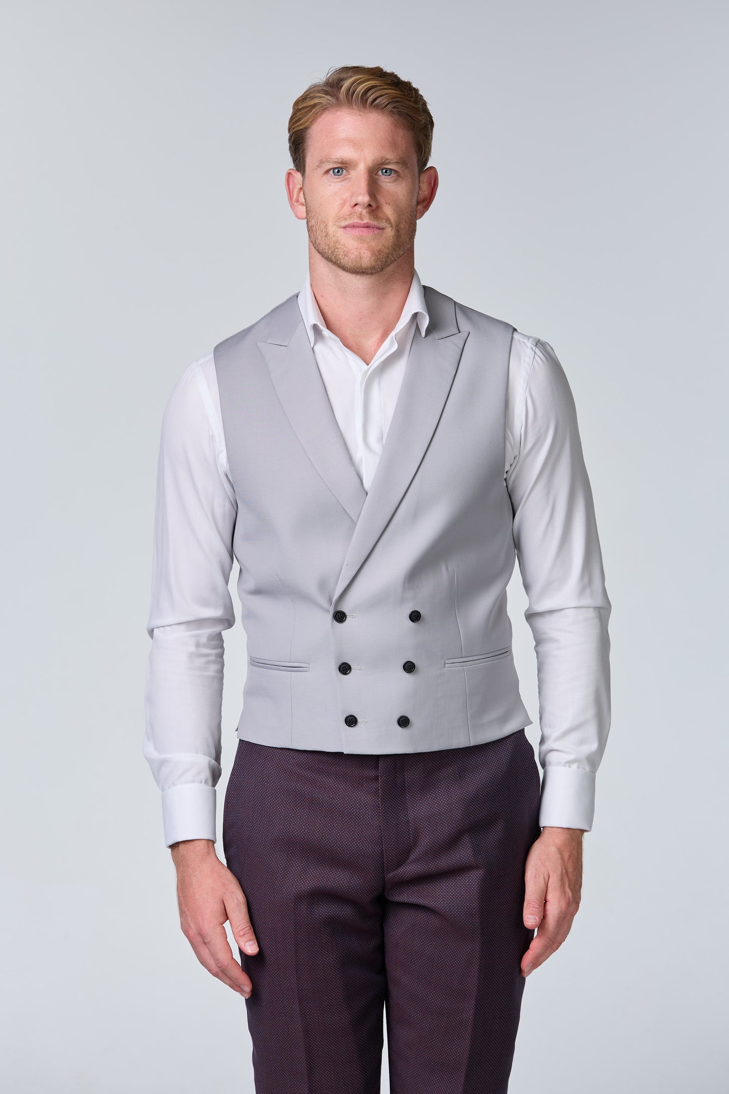 Rot-brauner Hochzeitsanzug mit Punktmuster - essentials