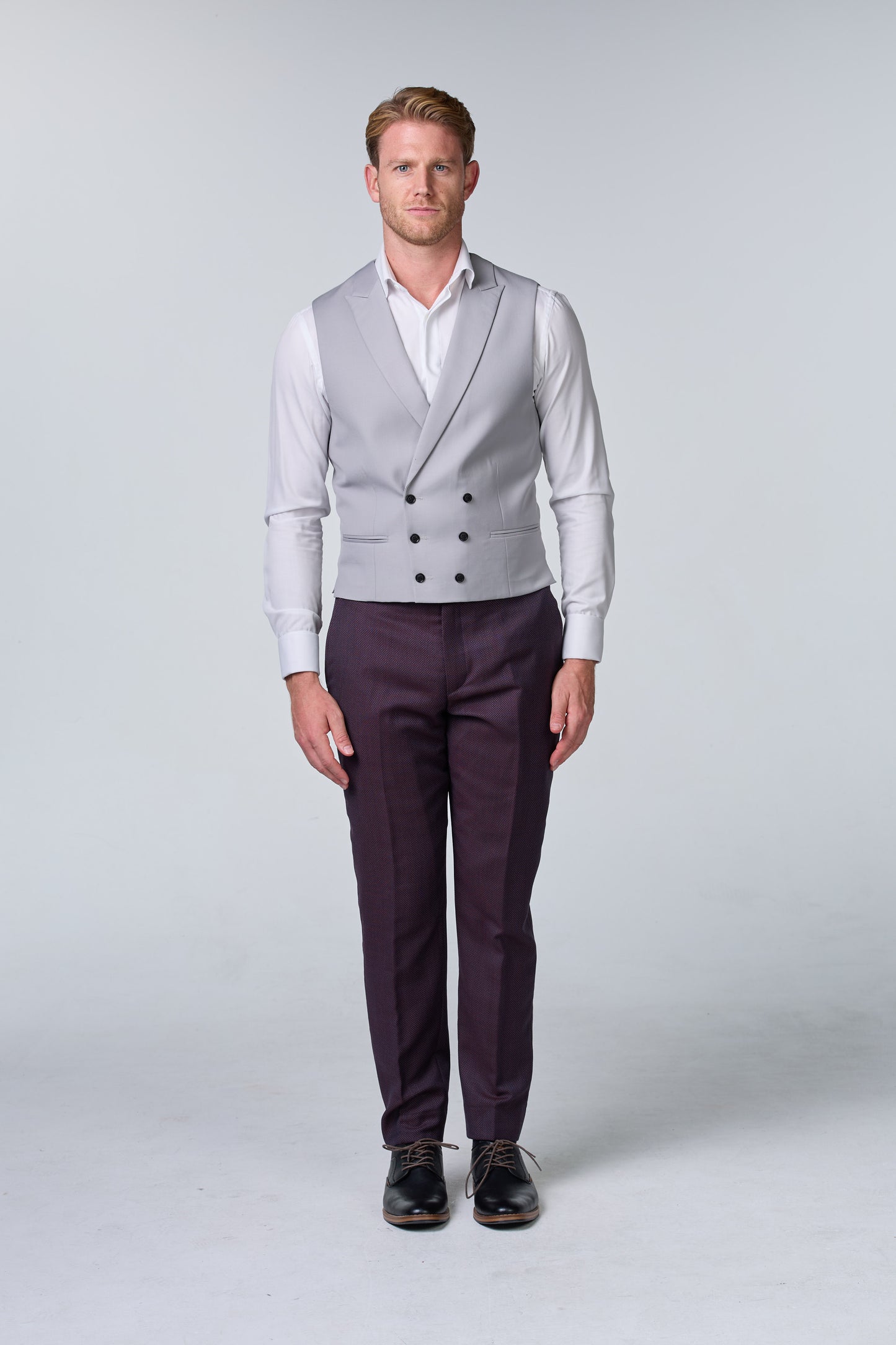 Rot-brauner Hochzeitsanzug mit Punktmuster - essentials