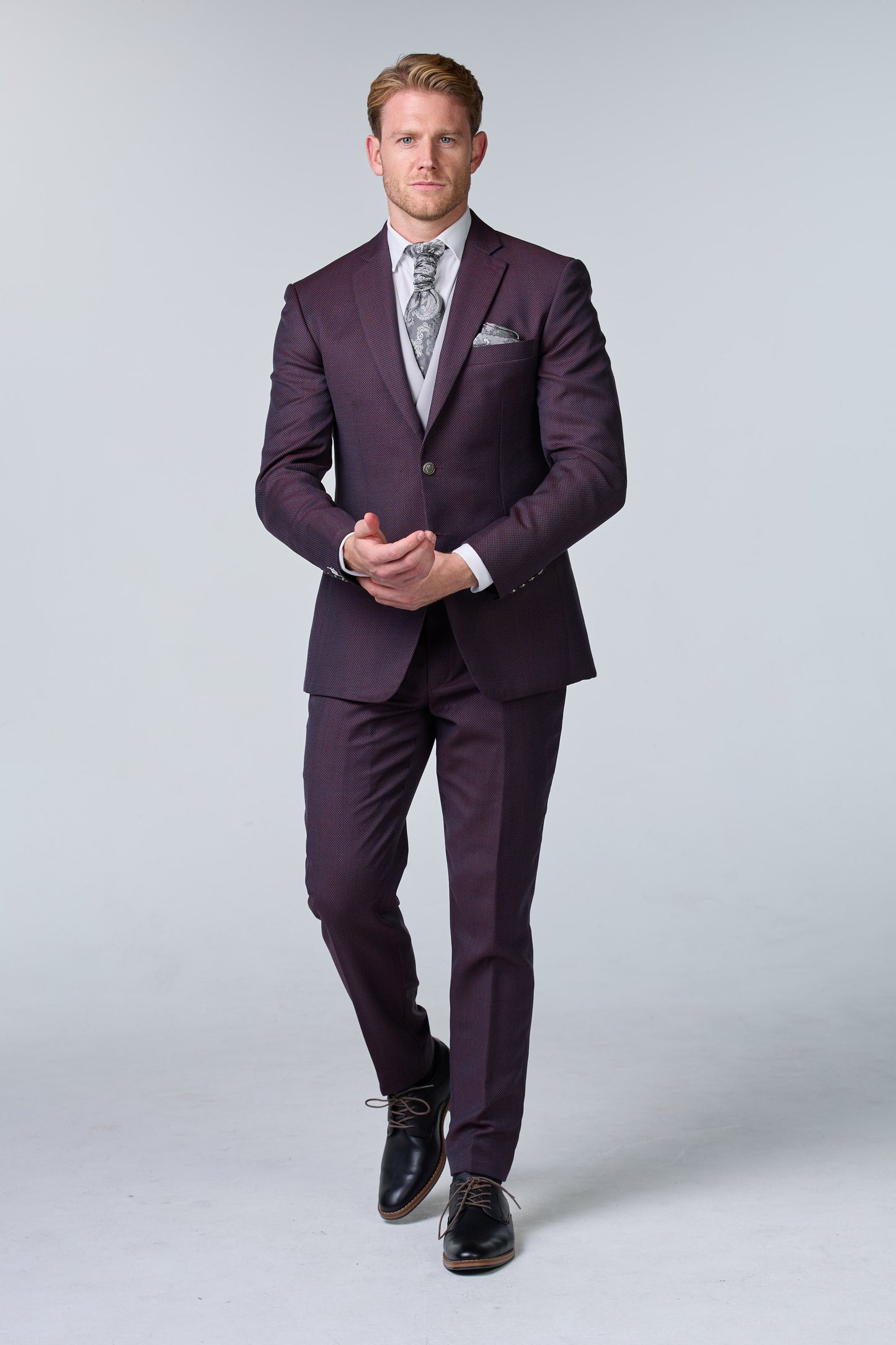 Rot-brauner Hochzeitsanzug mit Punktmuster - budget