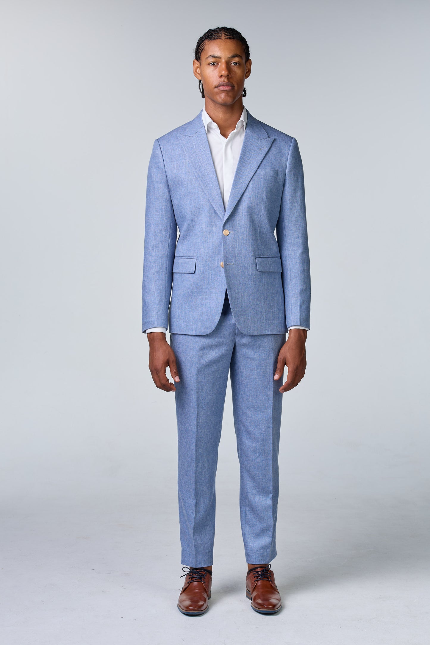 Hellblauer Anzug mit steigendem Revers - budget