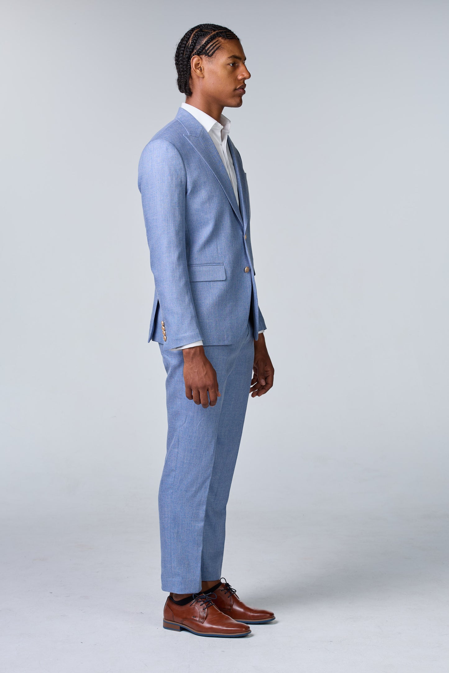 Hellblauer Anzug mit steigendem Revers - budget