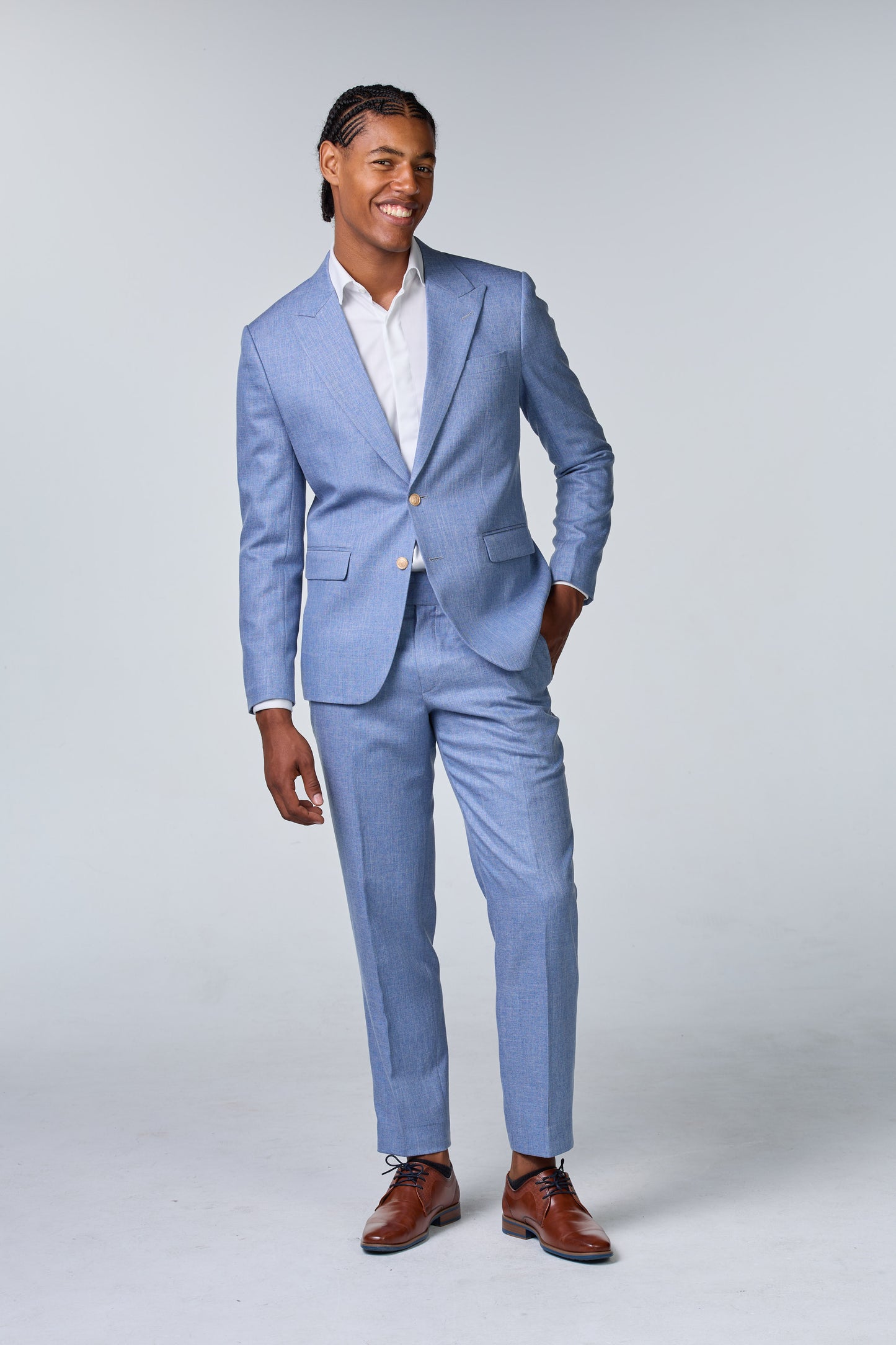 Hellblauer Anzug mit steigendem Revers - budget