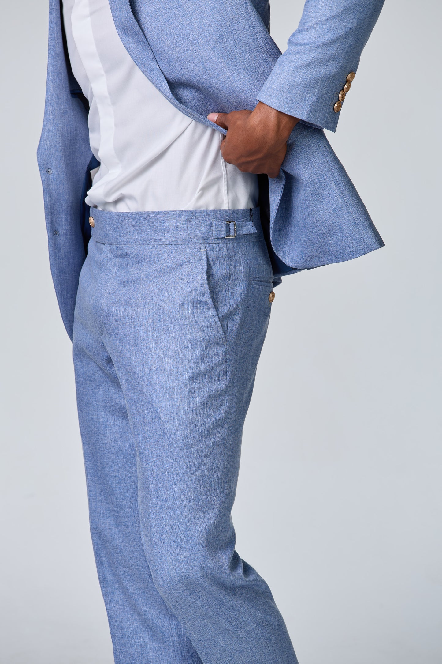Hellblauer Anzug mit steigendem Revers - budget