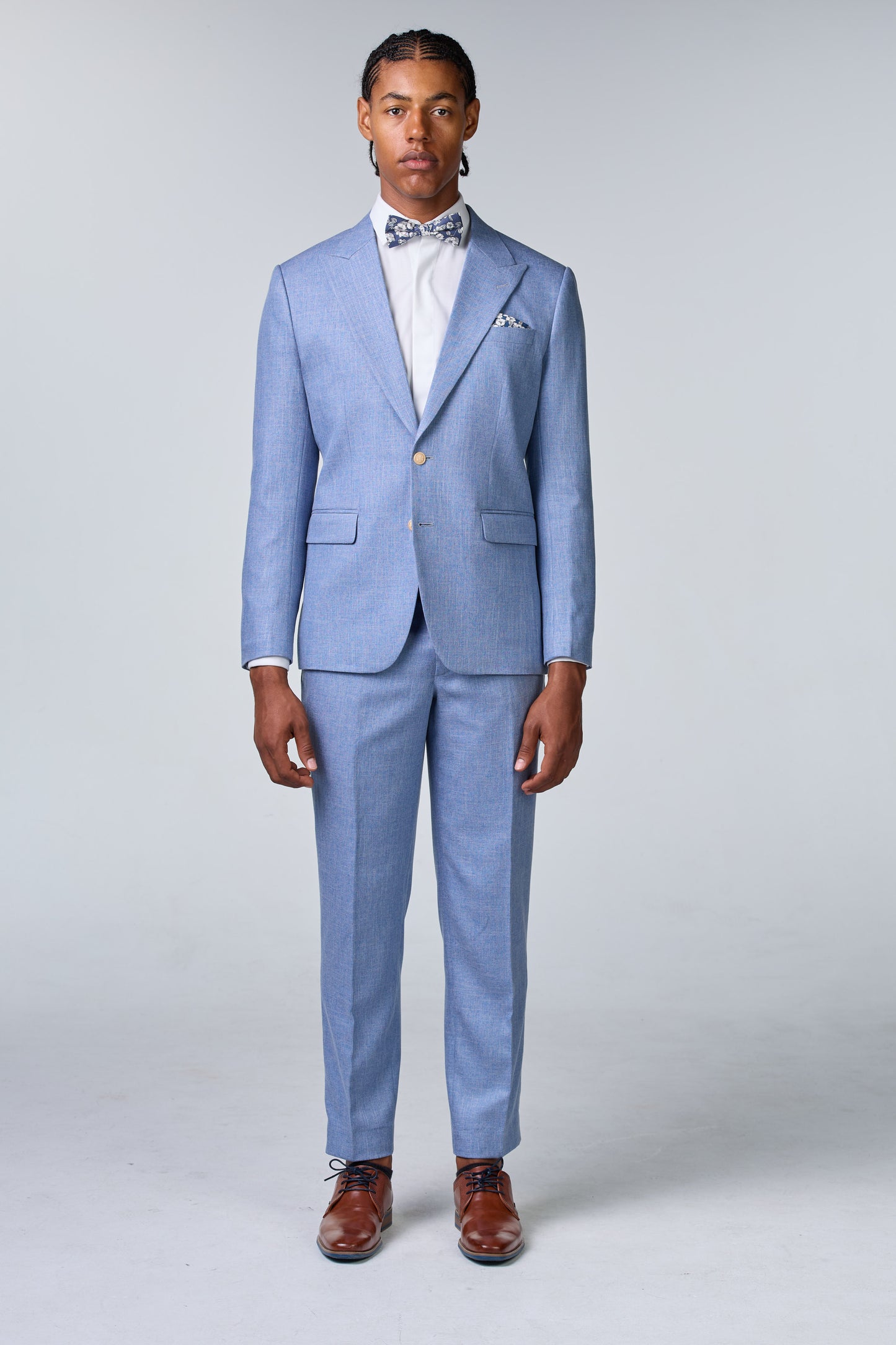 Hellblauer Anzug mit steigendem Revers - essentials