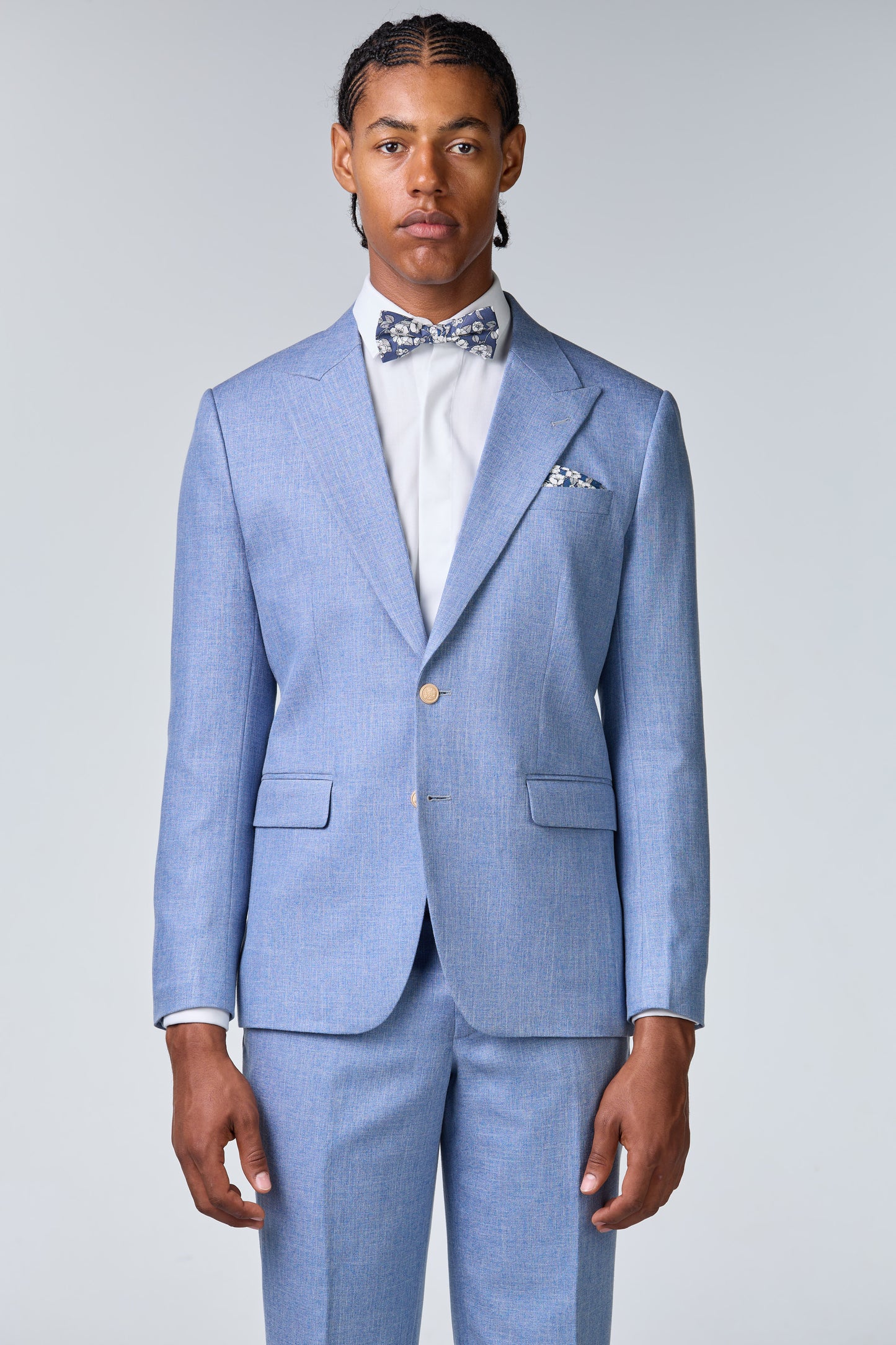 Hellblauer Anzug mit steigendem Revers - essentials