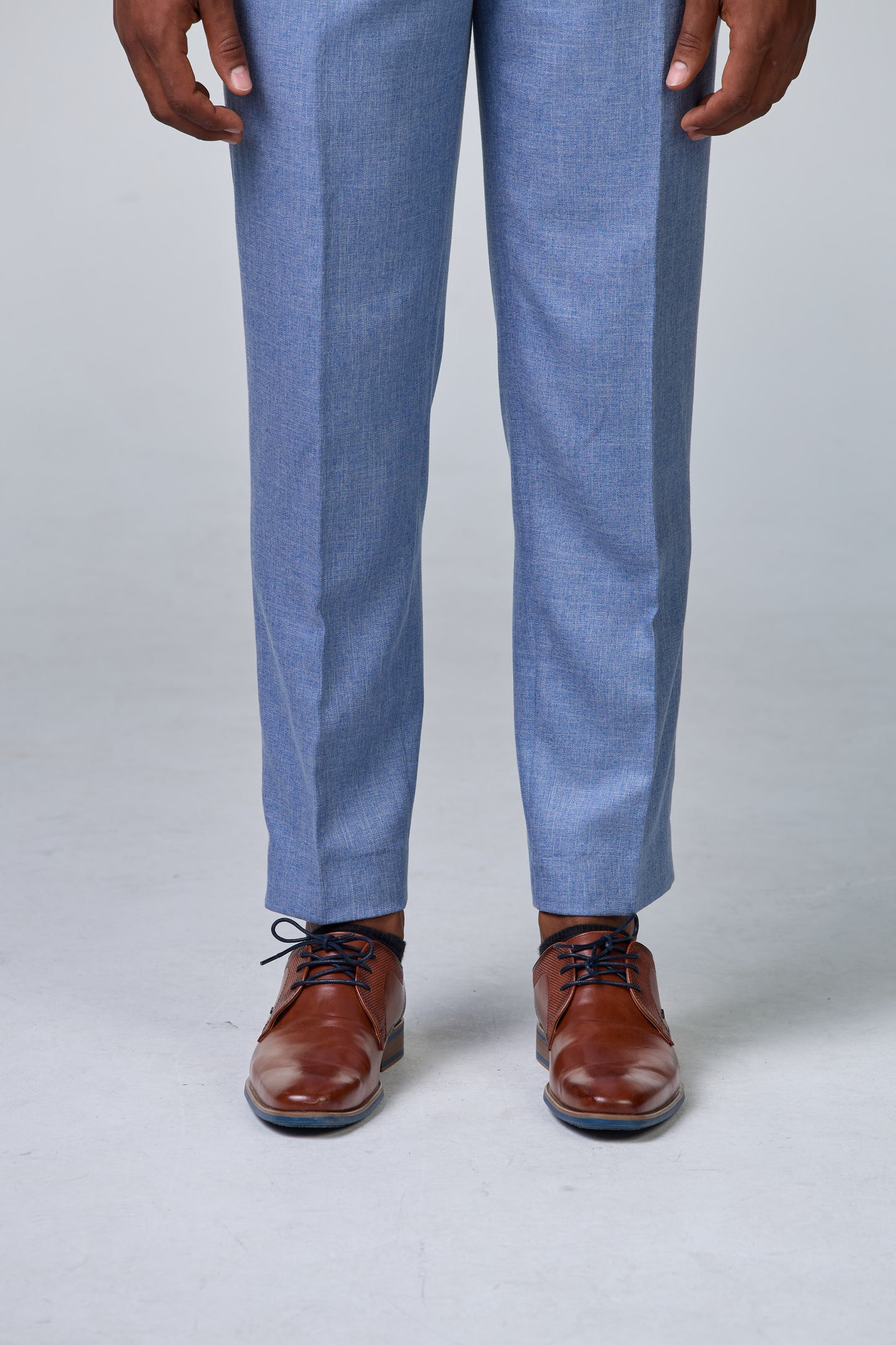 Hellblauer Anzug mit steigendem Revers - premium