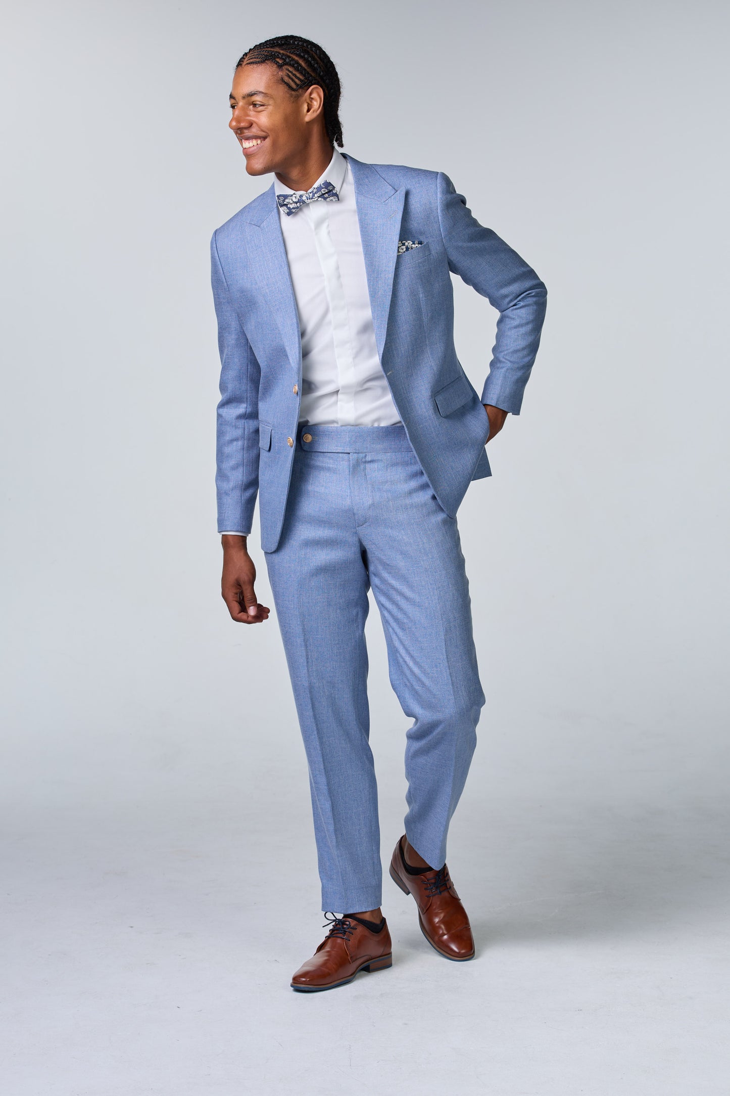 Hellblauer Anzug mit steigendem Revers - premium