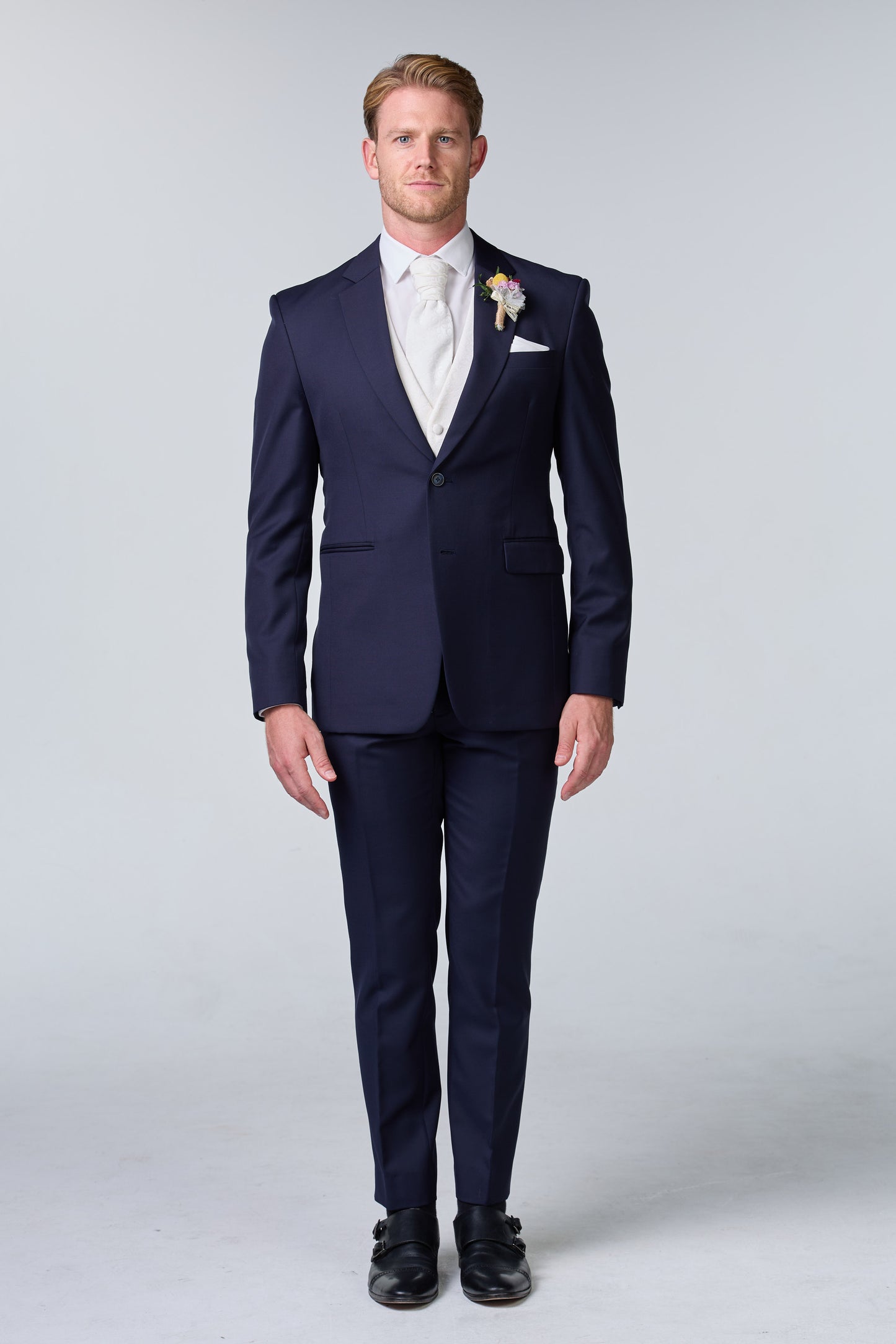 Bräutigam Outfit in Blau mit weißer Weste - essentials