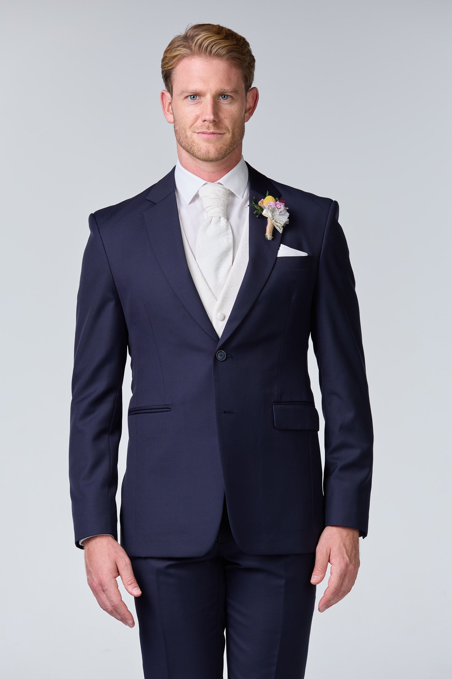 Bräutigam Outfit in Blau mit weißer Weste - essentials