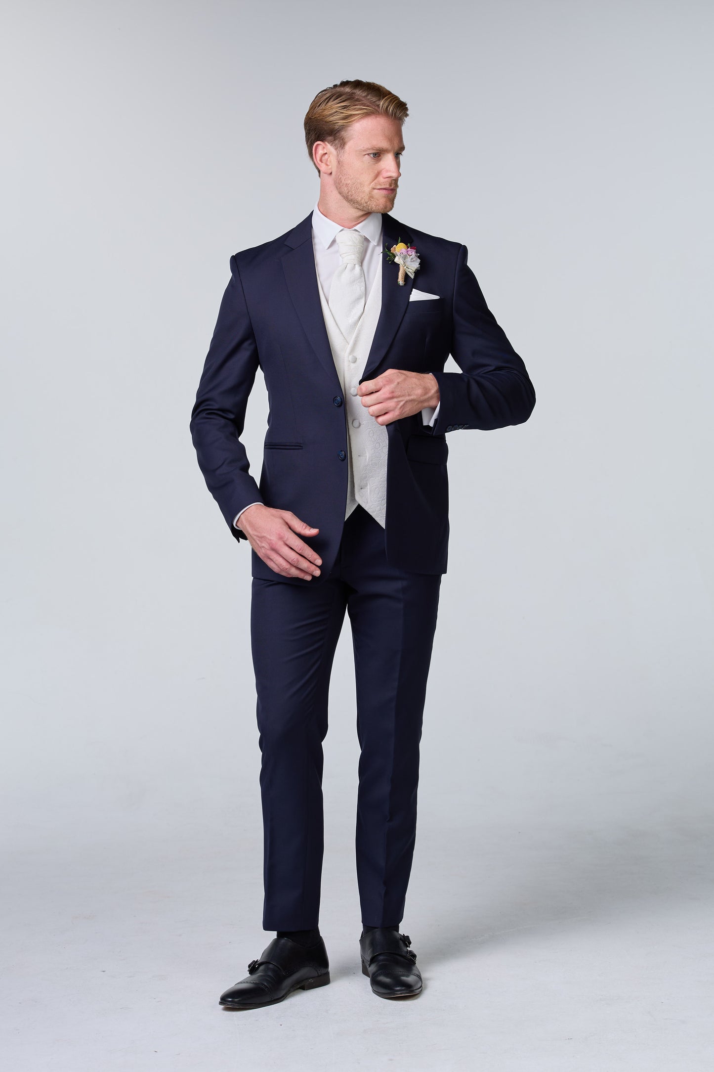 Bräutigam Outfit in Blau mit weißer Weste - Premium