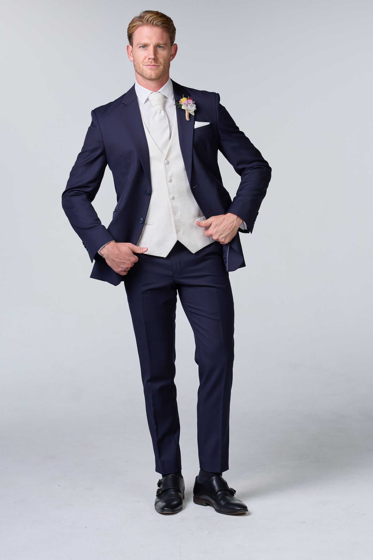 Bräutigam Outfit in Blau mit weißer Weste - essentials